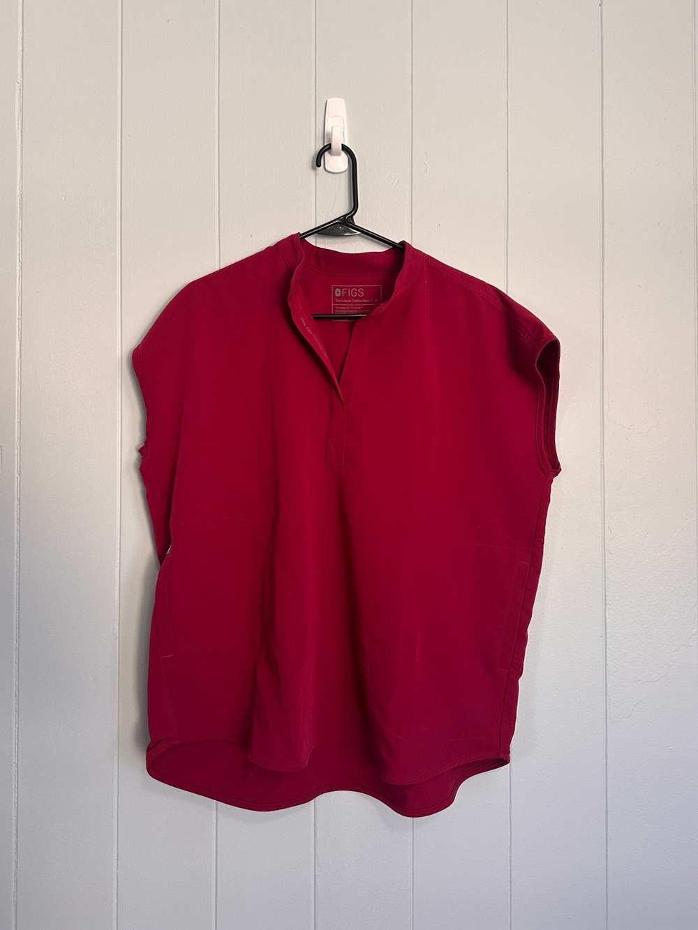 Figs rafaela top in deep cranberry
